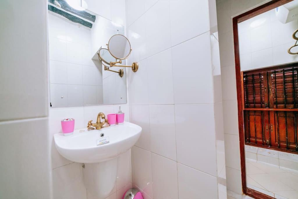 Gents Code At Train's House Apartament Zanzibar